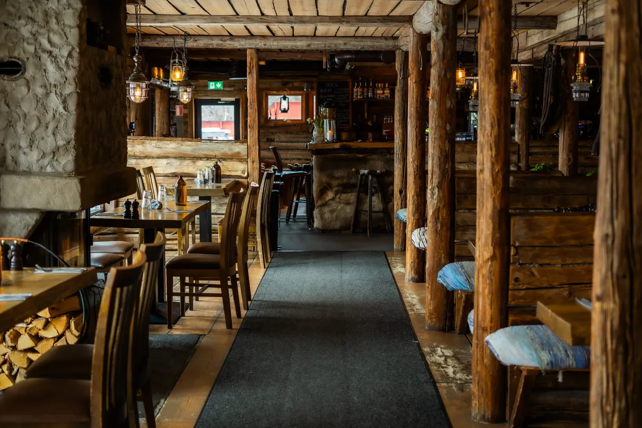 den mysiga, genuina restaurangen på Buustamons Fjällgård