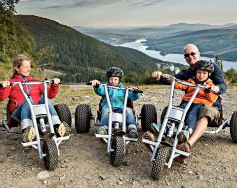 familj redo att åka med sina mountain carts