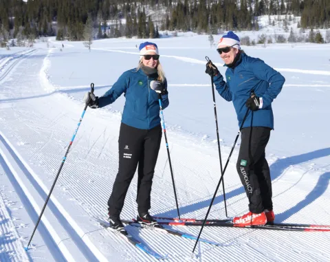 två skidcoacher i spåret