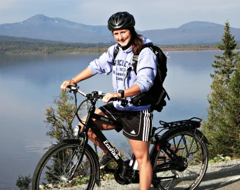 tjej på cykel i fjällen