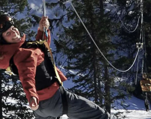 glad ziplineåkare